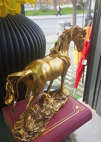 Parlak Altın Renkli At Figürü - Görsel 4