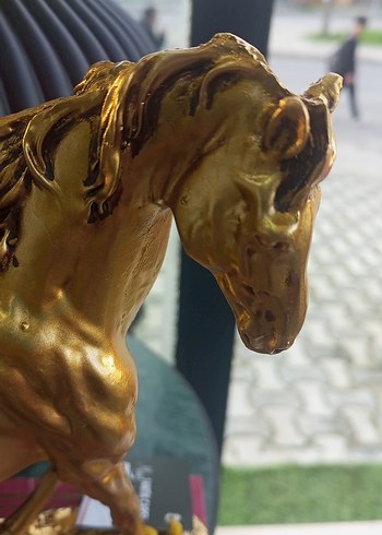 Parlak Altın Renkli At Figürü - Görsel 3