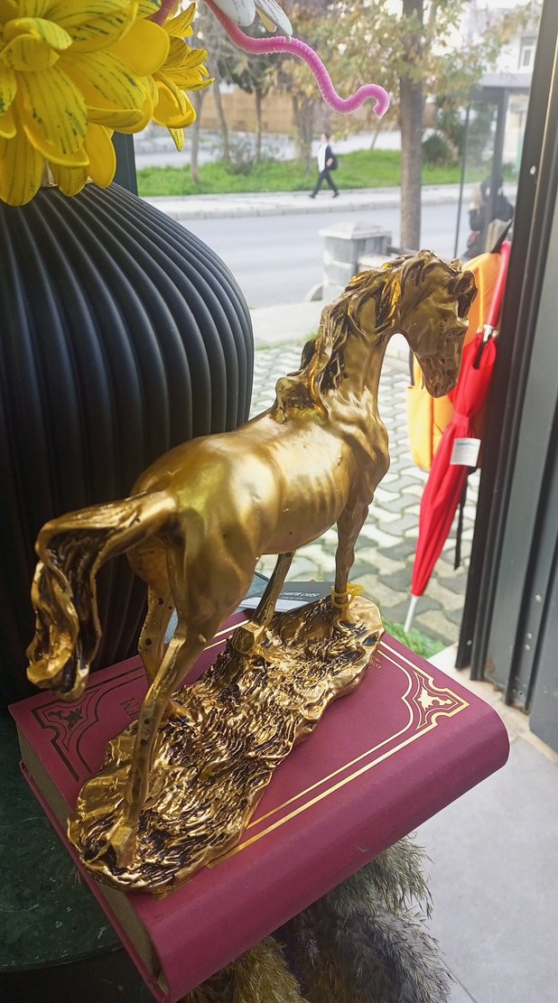 Parlak Altın Renkli At Figürü - Görsel 4