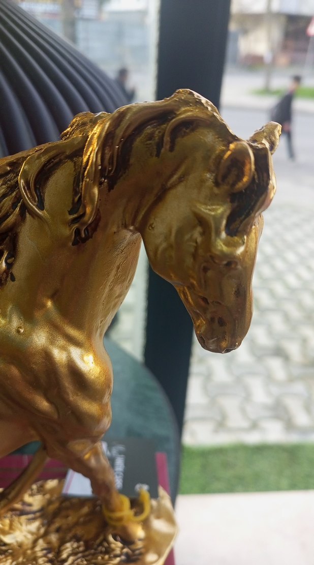 Parlak Altın Renkli At Figürü - Görsel 3