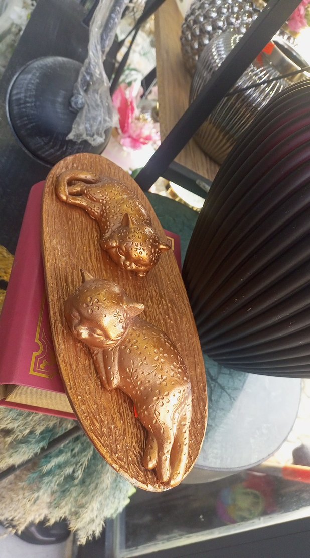 Bakır renkli Yatan Kedi Figürleri - Görsel 2