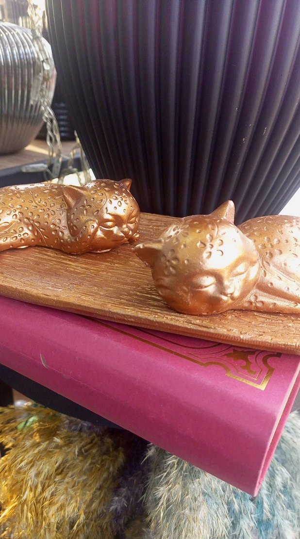 Bakır renkli Yatan Kedi Figürleri - Görsel 4