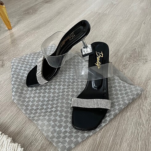 Zara Taşlı siyah topuklu terlik