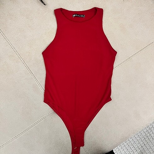 Kırmızı halter yaka tişört
