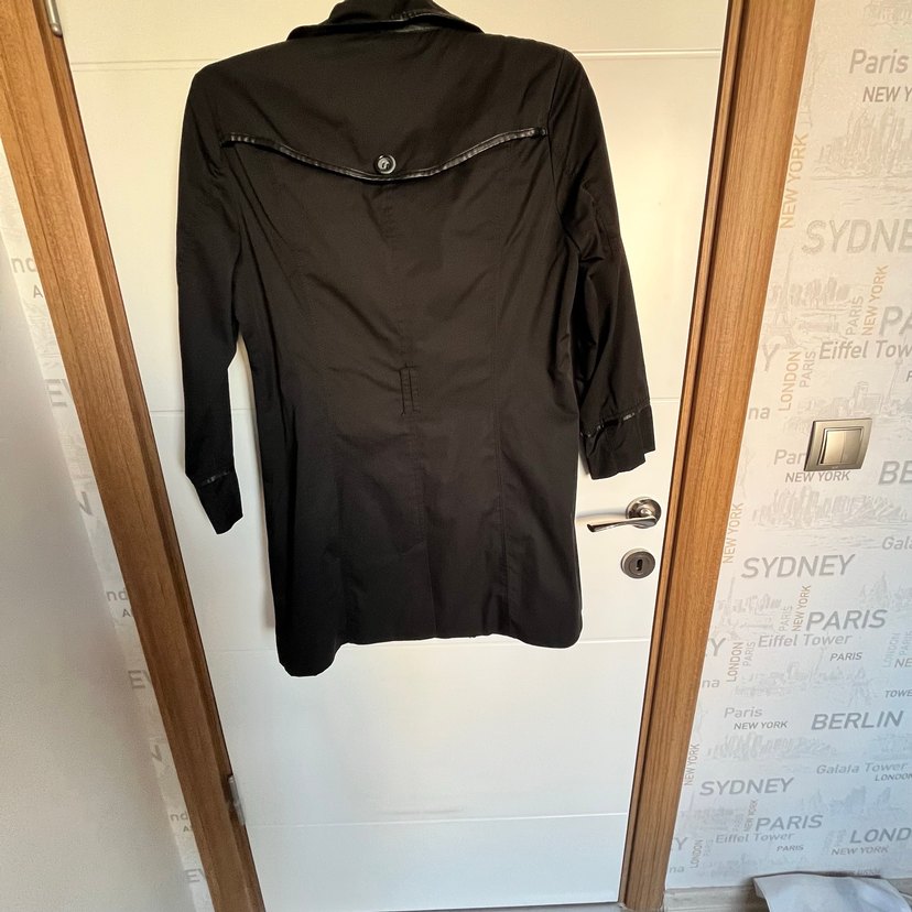 Düğmeli Siyah Deri Detalı Midi Trençkot - Görsel 5