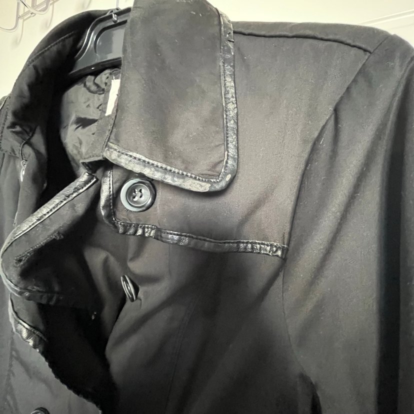 Düğmeli Siyah Deri Detalı Midi Trençkot - Görsel 4