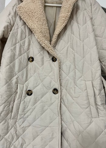 Bej düğmeli tesettür kapitone mont - Görsel 3