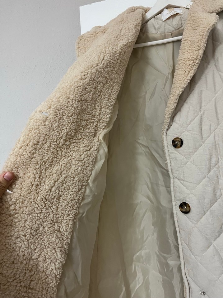 Bej düğmeli tesettür kapitone mont - Görsel 4