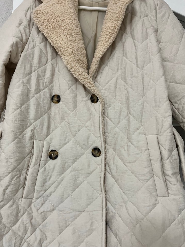 Bej düğmeli tesettür kapitone mont - Görsel 3