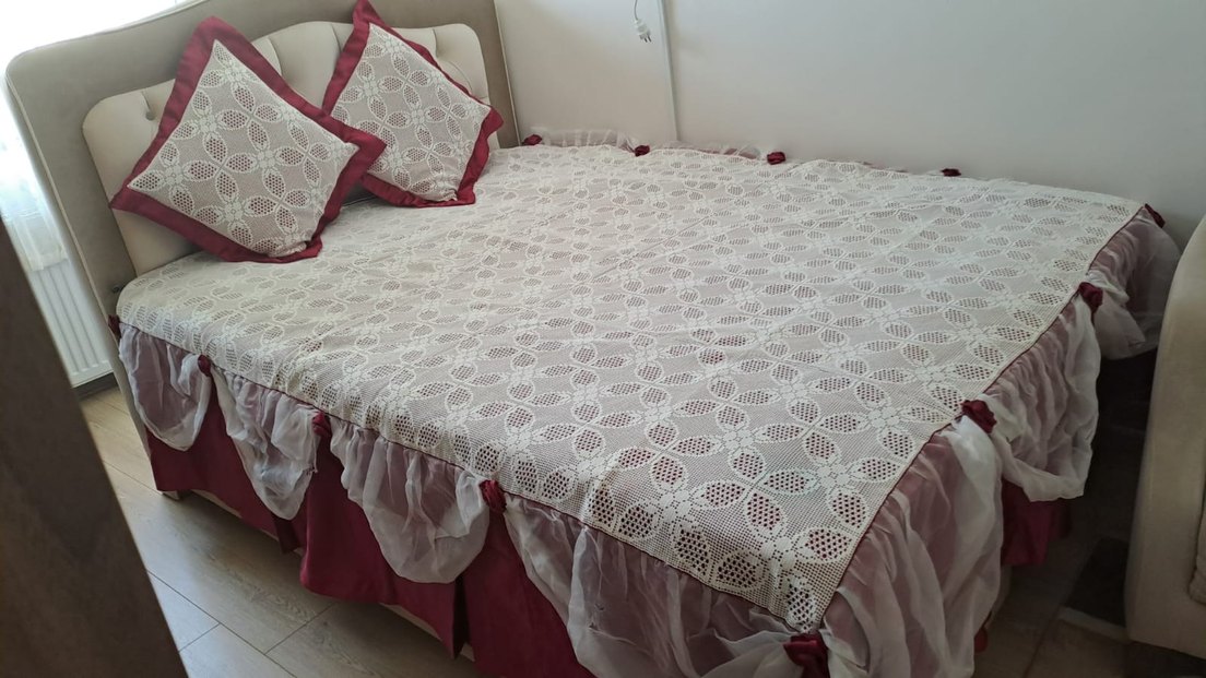 Beyaz Nakışlı Yatak Örtüsü ve Kırlent Seti - Görsel 2