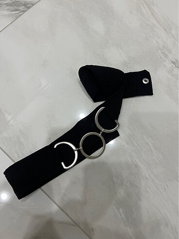 Siyah kısa kemerli elbise - Görsel 2