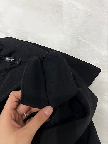 Siyah kısa kemerli elbise - Görsel 3