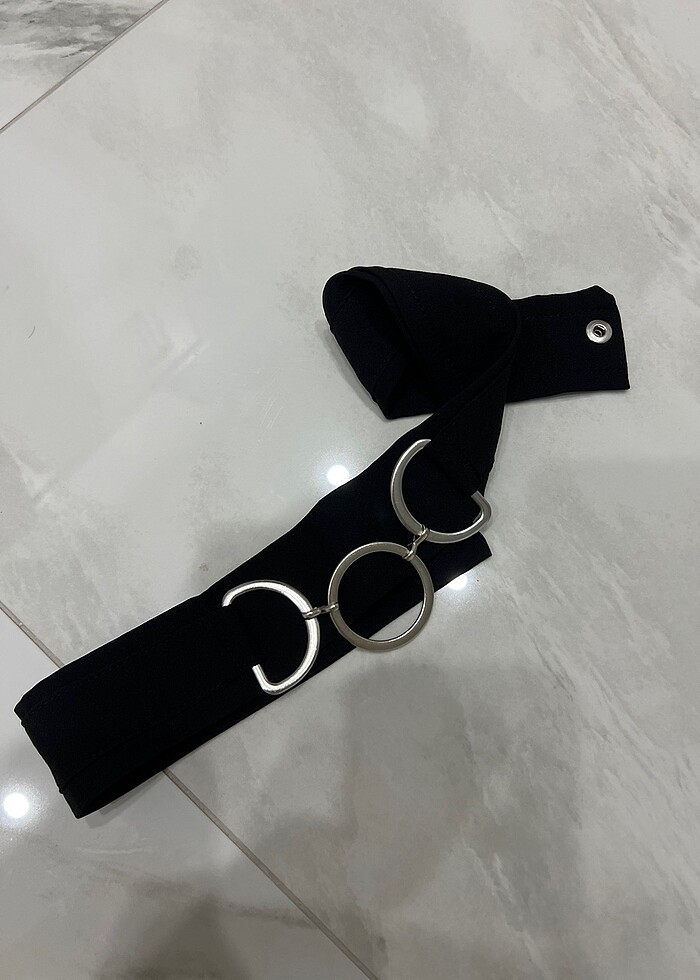 Siyah kısa kemerli  elbise - Görsel 2