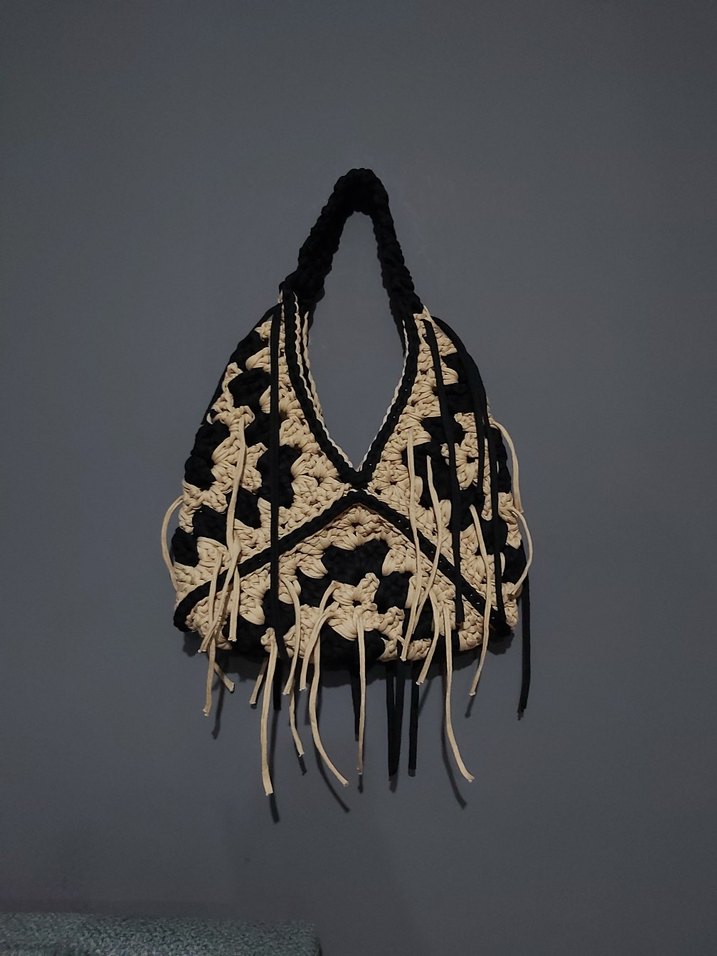 Püsküllü Siyah-Beyaz Örgü Bohem Çanta - Görsel 2