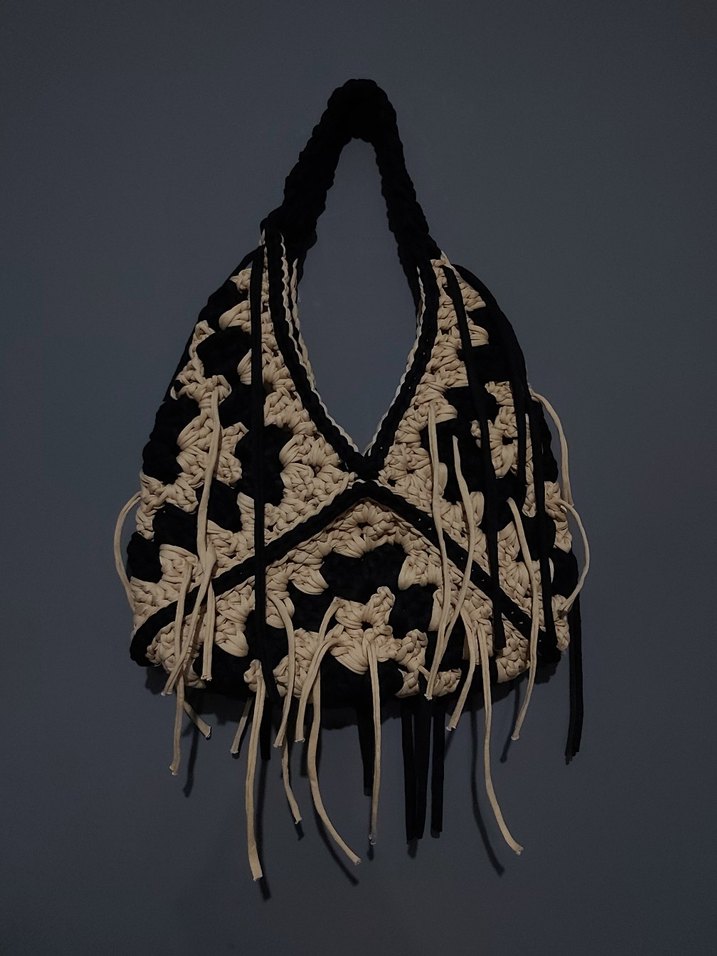 Püsküllü Siyah-Beyaz Örgü Bohem Çanta - Görsel 3