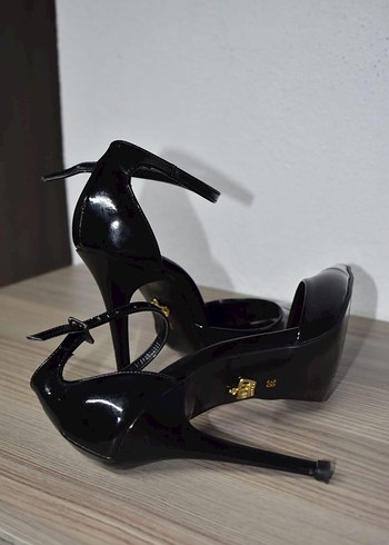 38 Beden Kemerli Siyah Yılan Desenli Stiletto