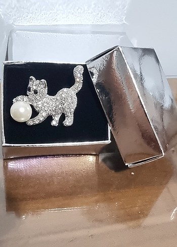  Beden İnci Detaylı Parlak Leopar Desenli Kedi Broş