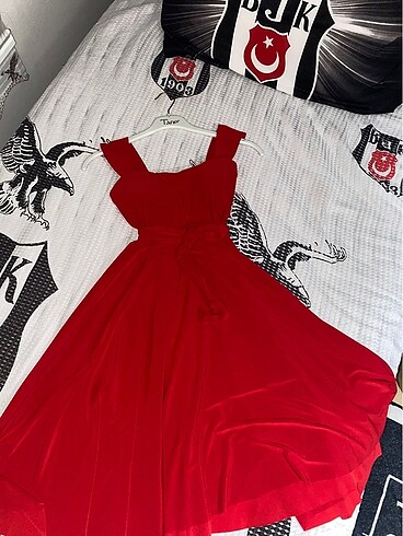 Kırmızı elbise