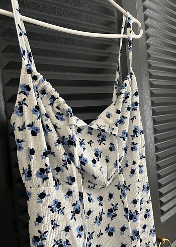 Beyaz Mavi Çiçekli Uzun İnce Askılı Elbise - Görsel 5