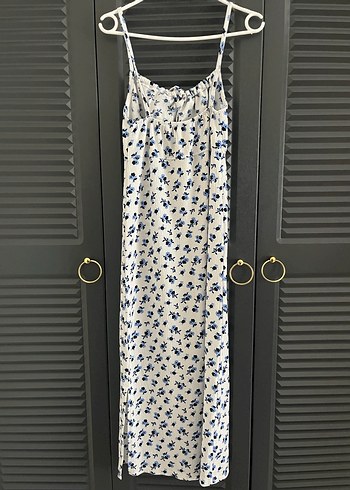 Beyaz Mavi Çiçekli Uzun İnce Askılı Elbise - Görsel 2