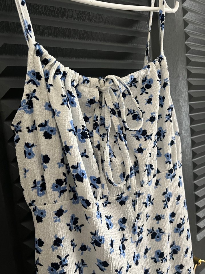 Beyaz Mavi Çiçekli Uzun İnce Askılı Elbise - Görsel 4