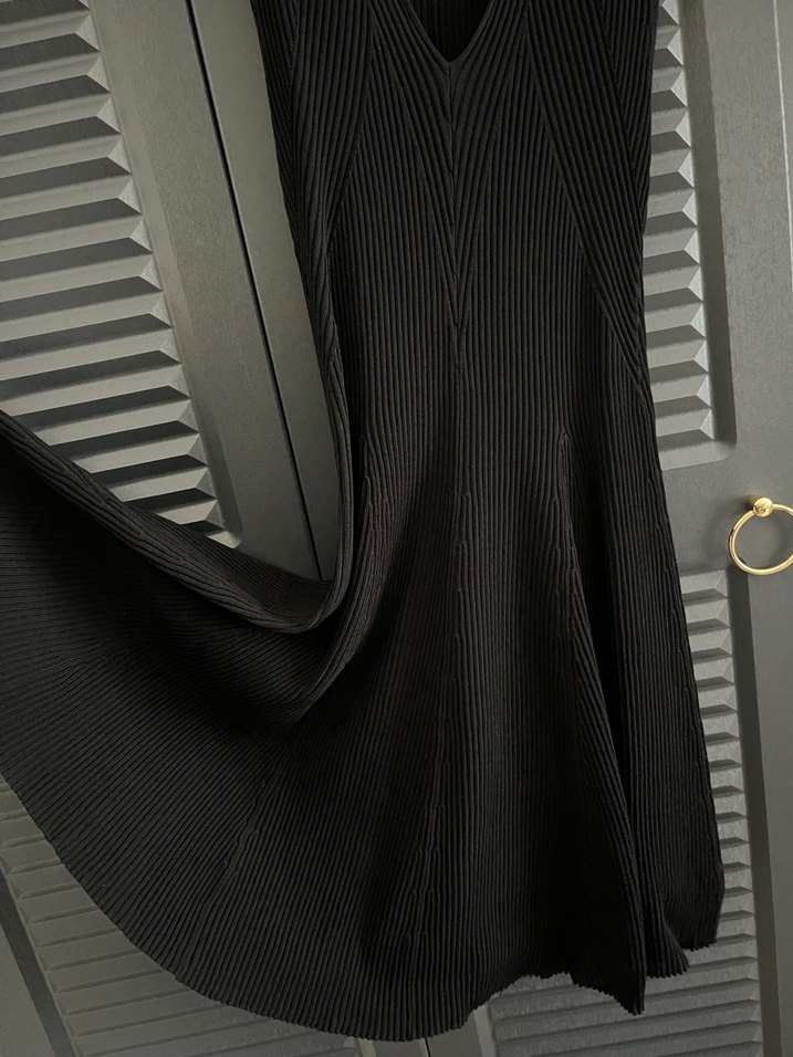 Mango Siyah Pileli Midi Elbise - Görsel 3