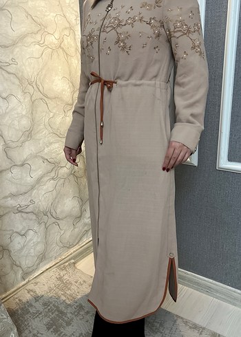 Nakışlı Bej Kuşaklı Uzun Kadın Kaban - Görsel 4