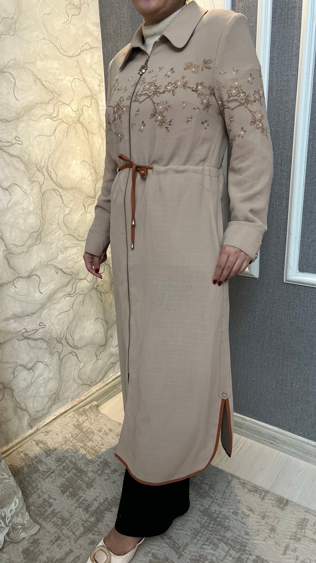 Nakışlı Bej Kuşaklı Uzun Kadın Kaban - Görsel 4