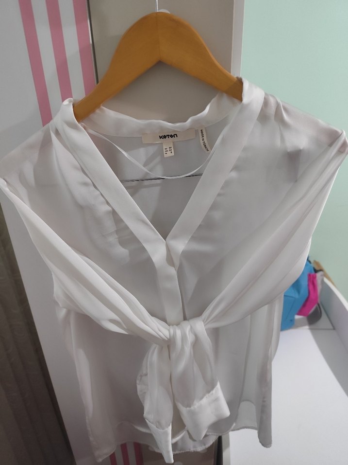 Beyaz V Yaka Uzun Kollu Gömlek - Görsel 3