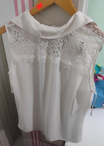 Dantel Detaylı Beyaz Kolsuz Bluz - Görsel 4
