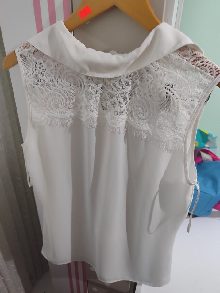 Dantel Detaylı Beyaz Kolsuz Bluz - Görsel 4