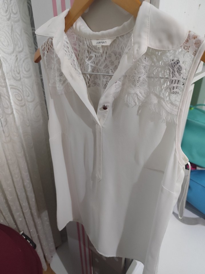 Dantel Detaylı Beyaz Kolsuz Bluz - Görsel 3