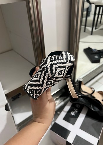 Kare Topuklu Siyah Yılan Desenli Kadın Ayakkabı - Görsel 2