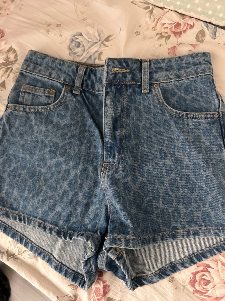 Kadın Mavi Leopar Desenli Mini Denim Şort - Görsel 2