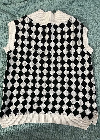 V yaka beyaz siyah kareli örme süveter - Görsel 2