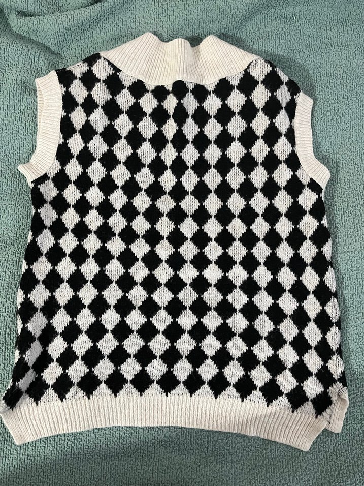 V yaka beyaz siyah kareli örme süveter - Görsel 2