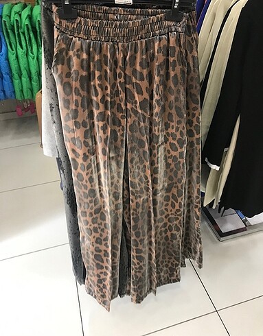 Parlak leopar pantolon