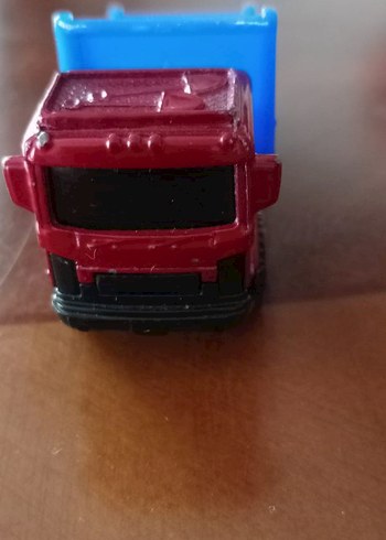 Renkli Kırmızı Oyuncak Kamyon