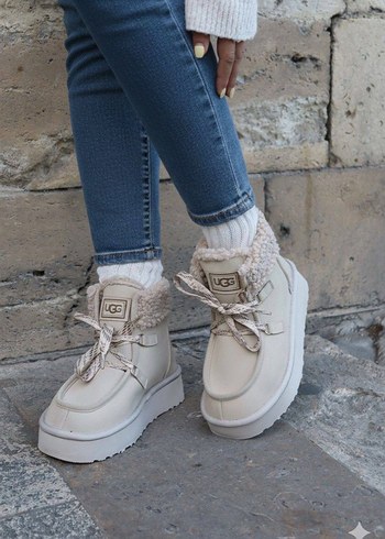 UGG Kadın Beyaz Kürklü Dolgu Topuk Bot