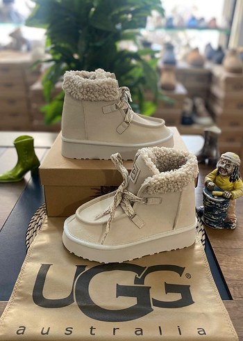 37 Beden UGG Kadın Beyaz Kürklü Dolgu Topuk Bot