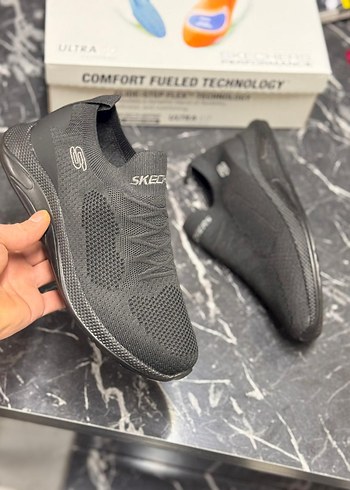 Skechers Gün Boyu Konfor: Hafif ve Şık Spor Ayakkabı
