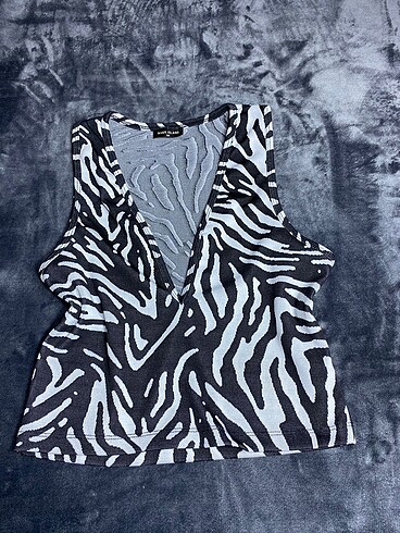 V YAKA ZEBRA CROP