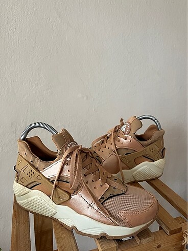 Nike air huarache gold