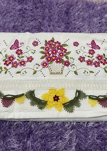 Renkli Nakışlı Mor Havlu