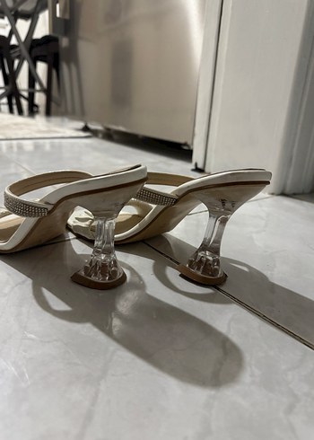 Beyaz Fırfırlı Stiletto Topuklu Kadın terlik - Görsel 3