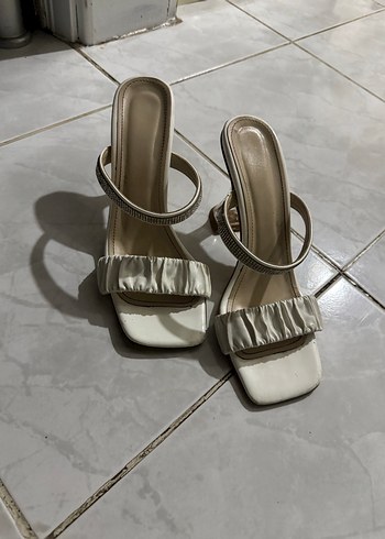 Beyaz Fırfırlı Stiletto Topuklu Kadın terlik - Görsel 2