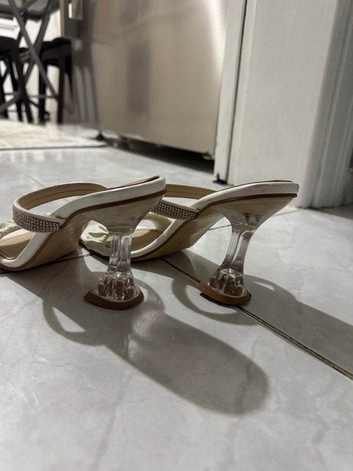 Beyaz Fırfırlı Stiletto Topuklu Kadın terlik - Görsel 3