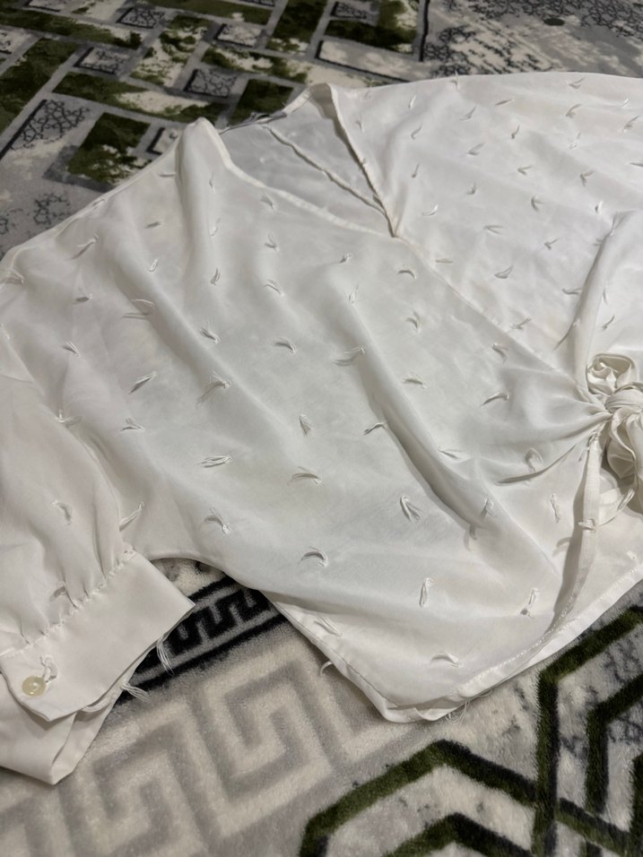 Nakışlı Beyaz Keten V Yaka Kadın Bluz - Görsel 2