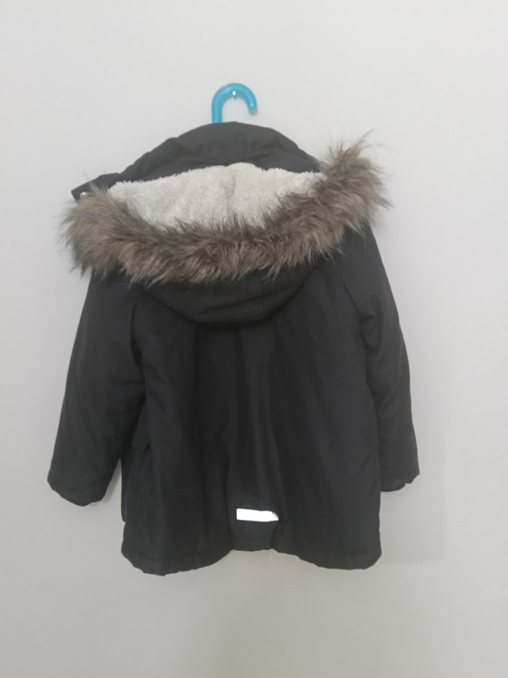 Erkek Çocuk Gri Kürklü Kapüşonlu Mont - Görsel 2
