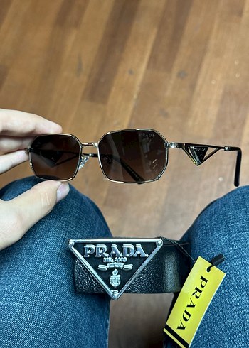Prada Prada Koyu Kahverengi Tokalı Kadın Güneş Gözlüğü